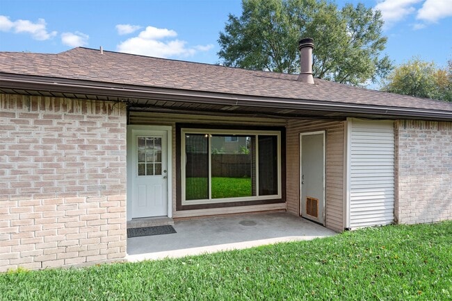 Building Photo - 8363 Pebbledowne Dr