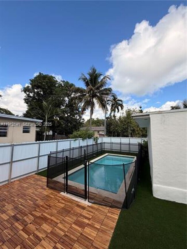 Building Photo - 6848 N Miami Ave