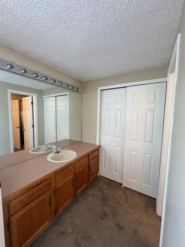 Building Photo - Three Bedroom Townhome with Pool