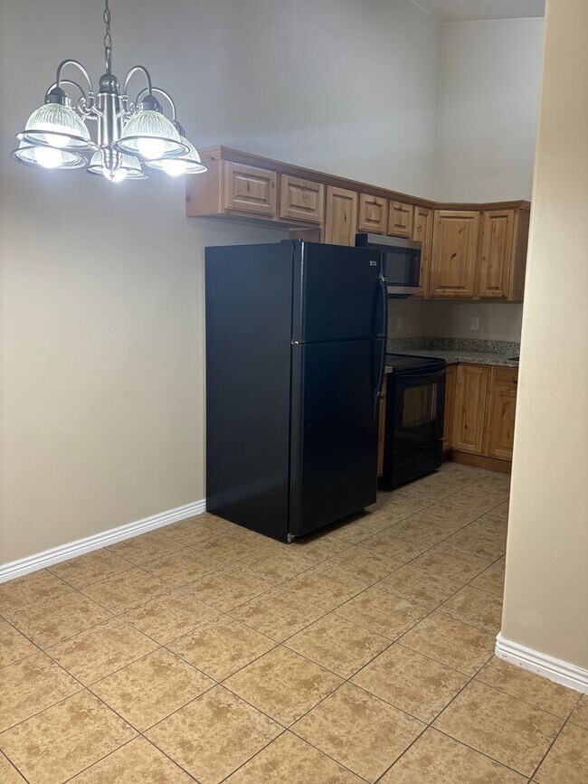 Building Photo - 3 Bedroom 2 Bathroom Townhome