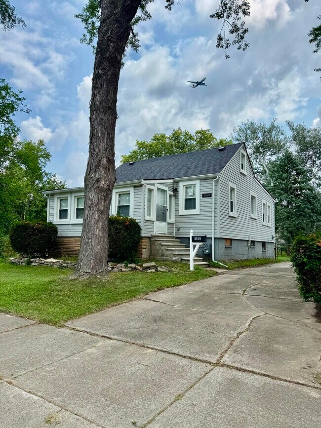 Building Photo - 5169 Glenis St