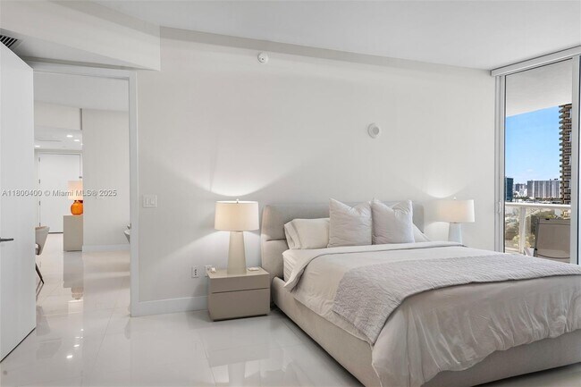 Building Photo - 16001 Collins Ave
