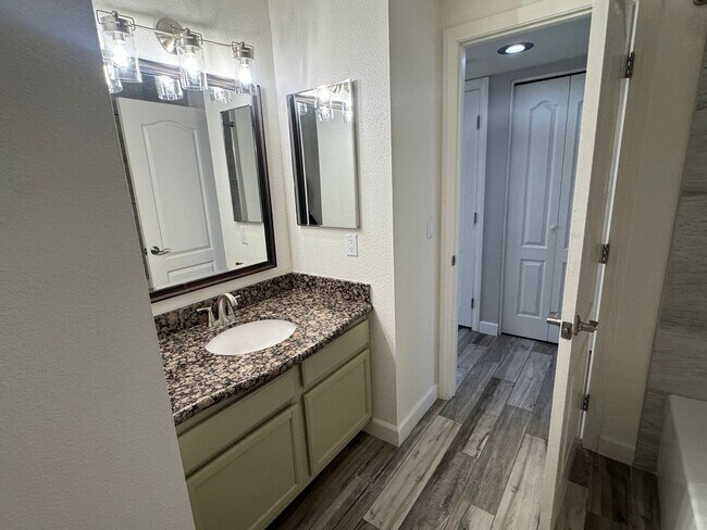 Building Photo - Upgraded One Bedroom One Bathroom condo in Summerlin