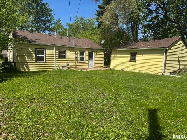 Building Photo - 7115 N Oak St