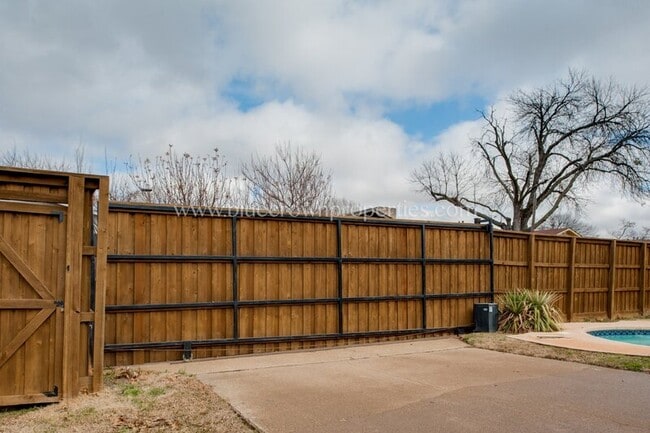 Building Photo - 10239 Catalpa Rd