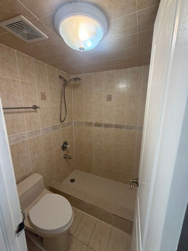 Building Photo - Cozy 2bd/2bath in the heart of Miami!