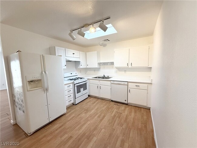 Building Photo - 2113 Velvet Hill Ave