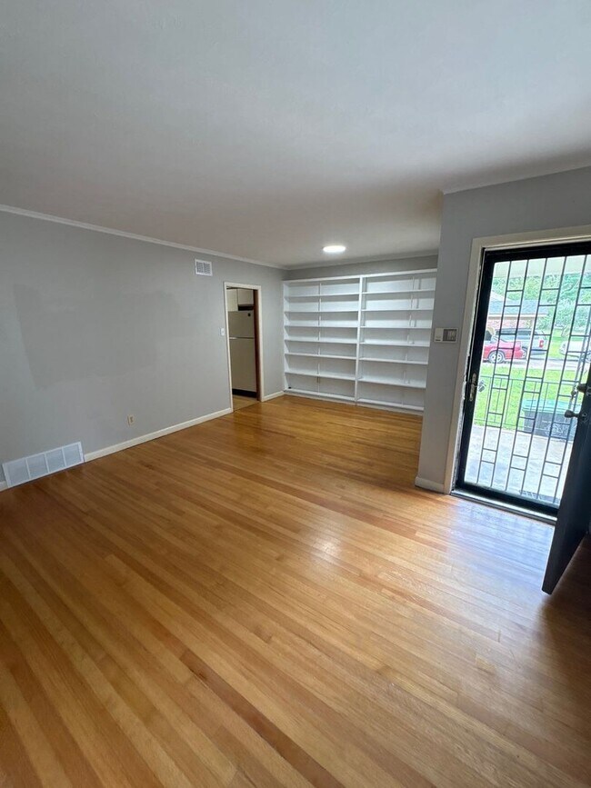 Building Photo - Newly Renovated Home - East Memphis