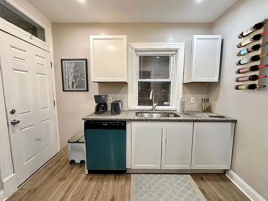 Building Photo - 419 King St