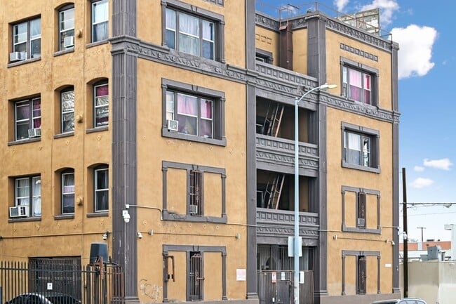 8th Street exterior view - Westland @ 8th Street