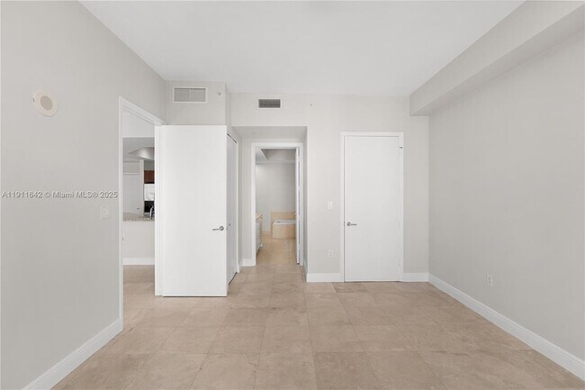 Building Photo - 19900 E Country Club Dr