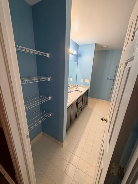 Building Photo - 5647 Hampshire Ln