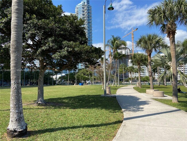 Building Photo - 1900 N Bayshore Dr