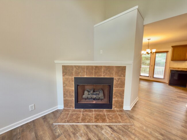 Building Photo - 638 Hidden Valley Dr