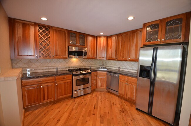 Building Photo - 471 High Point Dr