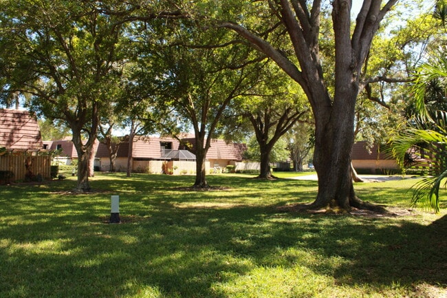 Building Photo - 716 7th Ln