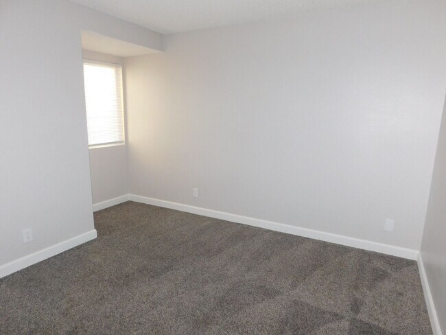 Building Photo - Spacious 2 bedroom- no neighbors under you !!