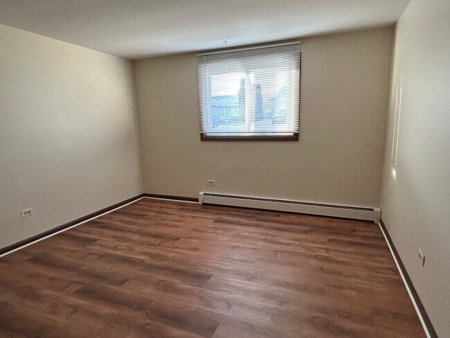 Building Photo - 1300 Getzelman Dr