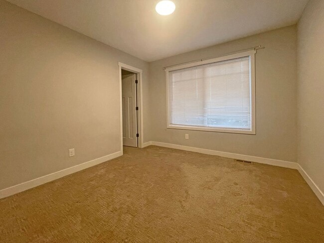 Building Photo - Spacious and Modern 4 Bedroom 3 Bath in Richfield is Pet Friendly!