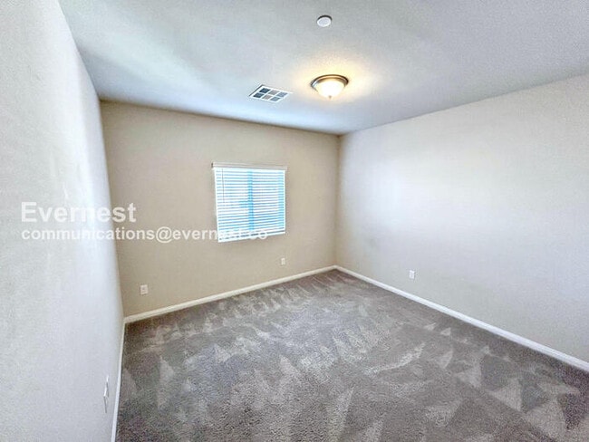 Building Photo - 3 Bed, 2 Bath Home with Fenced Yard & Garage / Available Now!