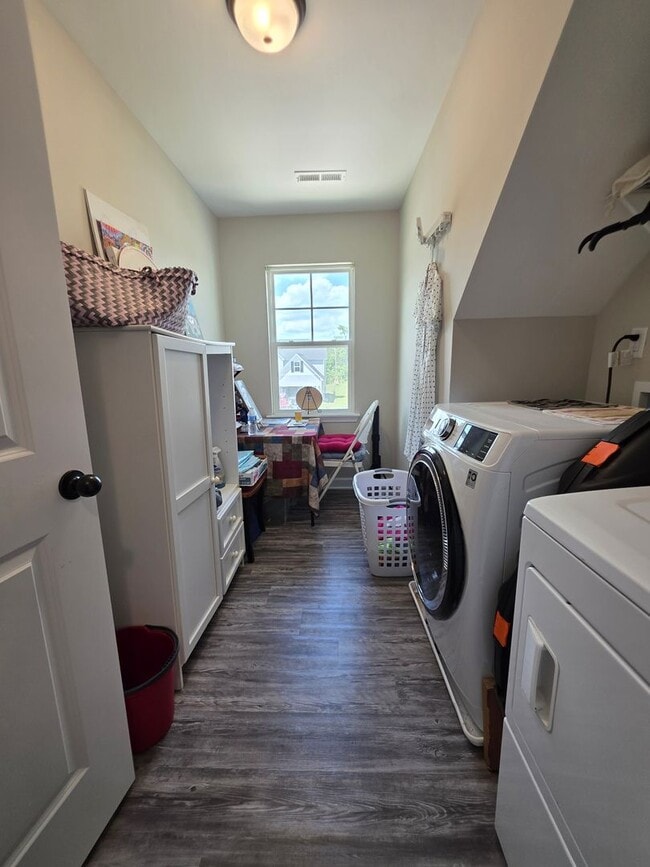 Building Photo - Spacious & Stylish Living Near Camp Lejeune with Expansive Fenced Backyard
