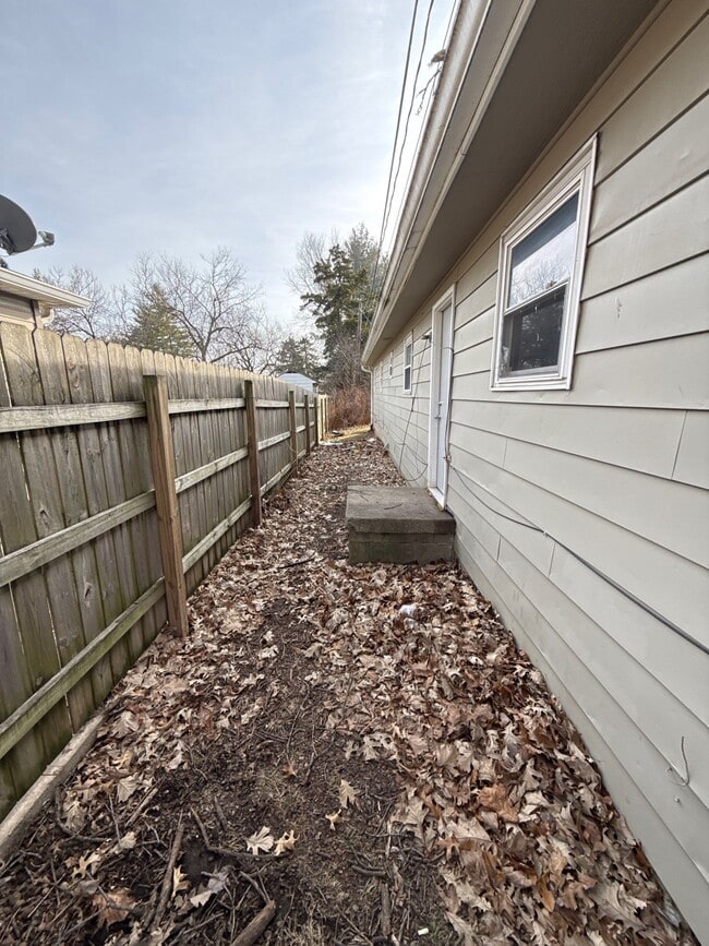 Building Photo - 6209 E 12th St