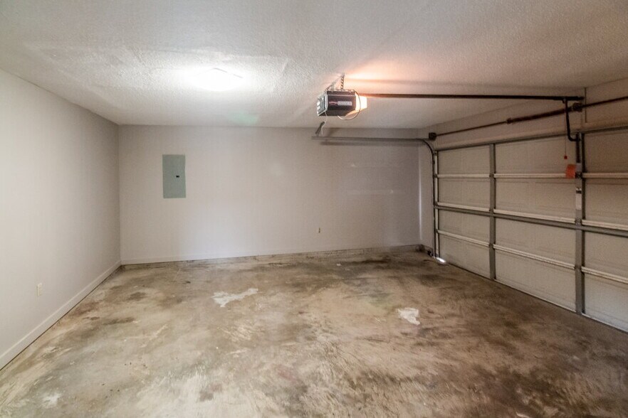 Building Photo - 6844 Charlotte Dr