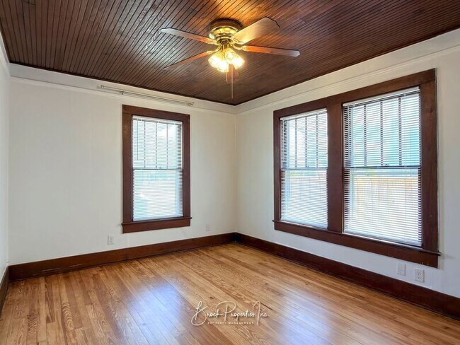 Building Photo - 1613 E Blount St