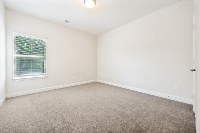 Building Photo - 572 Waterloo Dr