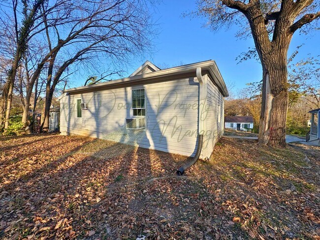 Building Photo - HUGE MASTER BEDROOM