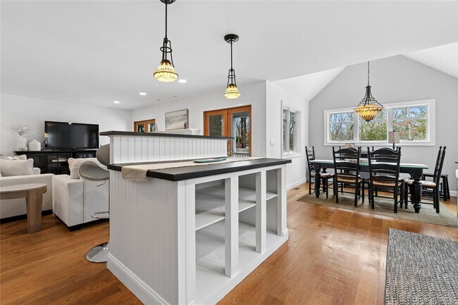 Building Photo - 10 Foxboro Rd