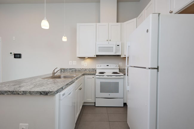 Building Photo - Easy and Convenient