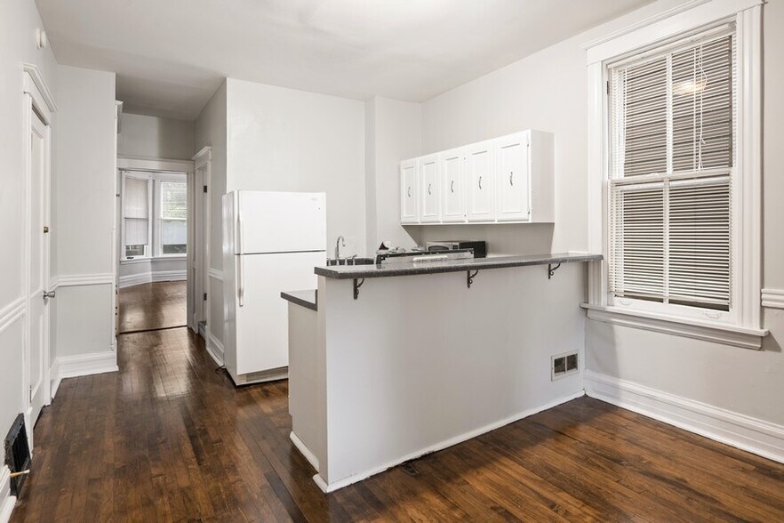 Building Photo - 1529 W Nelson St