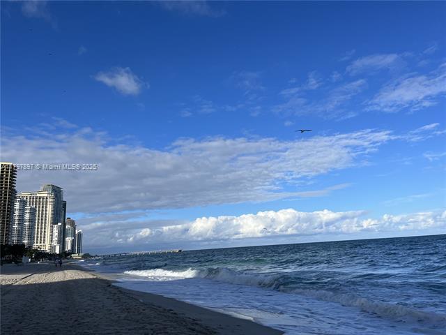 Building Photo - 15901 Collins Ave