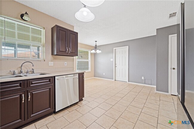 Building Photo - 303 Carly Dr