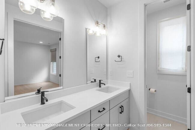 Building Photo - 1609 Parkwood Ave