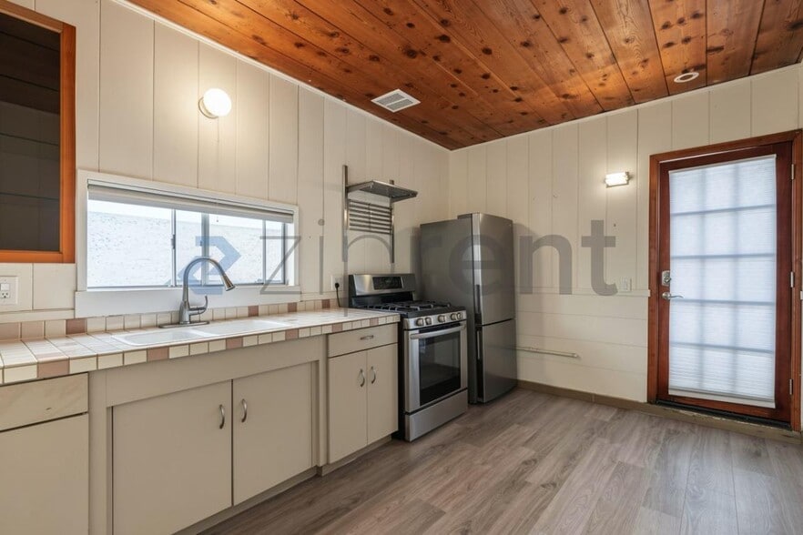Building Photo - Unit C