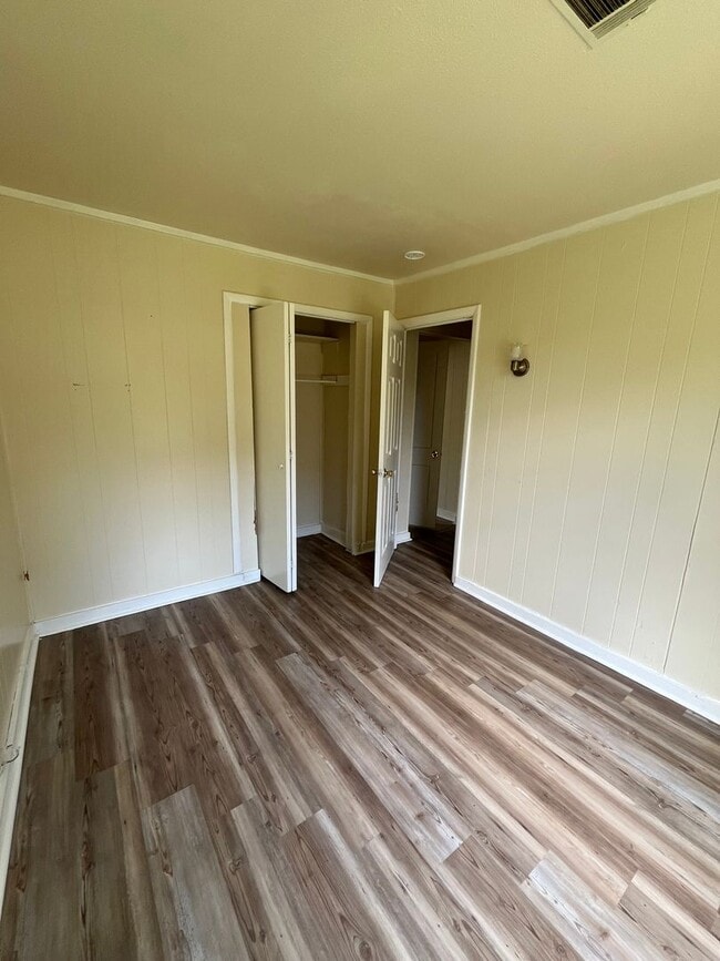 Building Photo - 2 Bedroom 1 bathroom -Central air and Heat