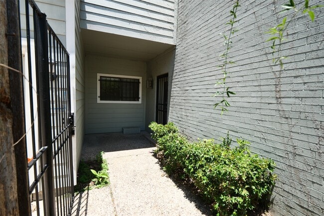 Building Photo - 9526 Val Verde St