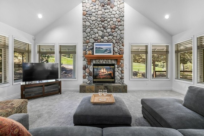 Building Photo - Single Level Gorgeous Awbrey Glen home!