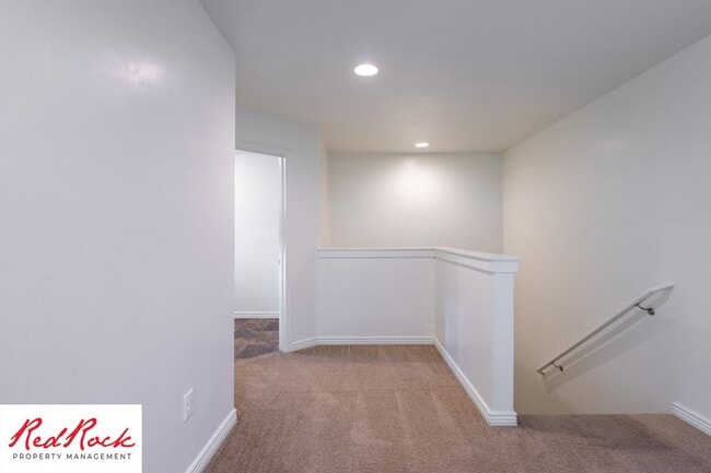 Building Photo - End Unit Fossil Hills Townhome with 3 Beds and 2.5 Baths