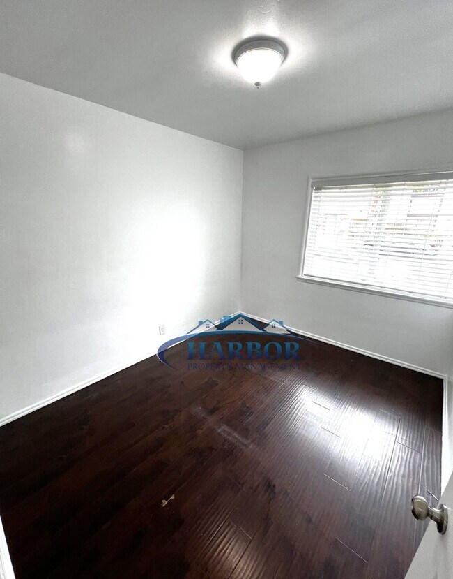 Building Photo - 1128-1132 S Mesa St