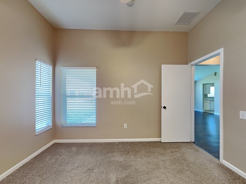 Building Photo - 1107 Summer Breeze Dr