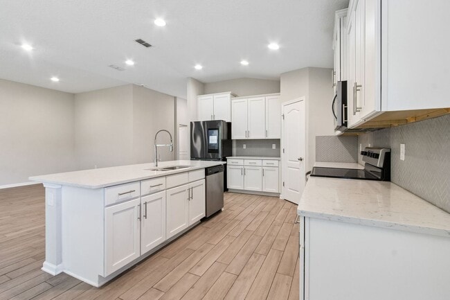 Building Photo - Modern 4BR Home with 3 Full Baths in River Glen | Screened Porch & Resort-Style Amenities