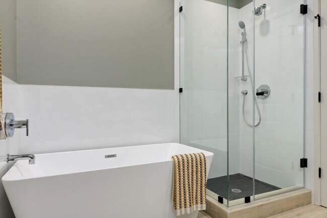 Building Photo - 6035 W North Ave