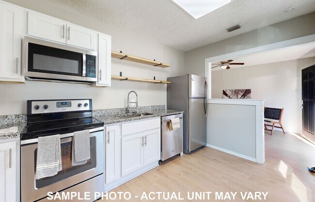 Building Photo - Updated 2 Bedroom Jacksonville Heights Apa...