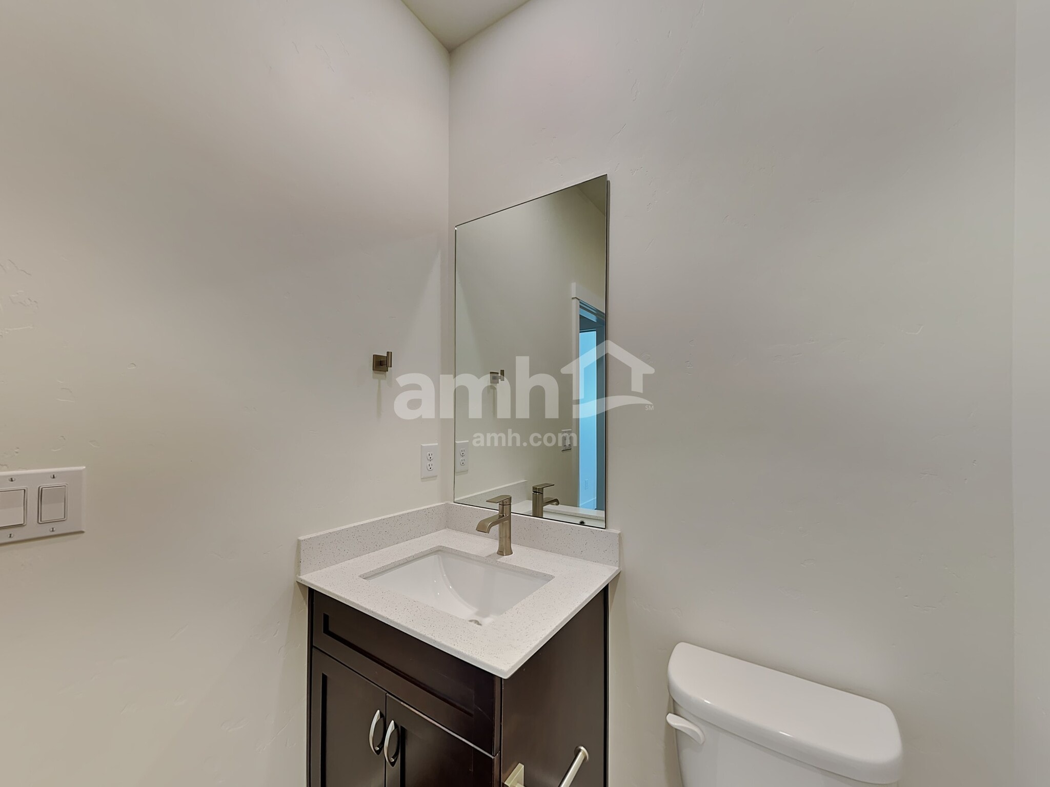 Building Photo - 1366 N Barkvine Ave