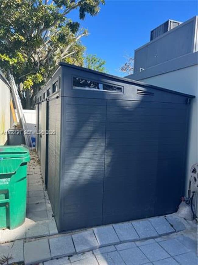 Building Photo - 6484 Miami Lakes Dr