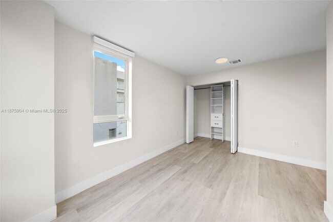 Building Photo - 2555 NE 193rd St