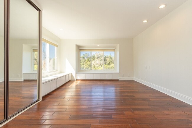 Building Photo - 4 Bedroom / 3 Bathroom Home With Panoramic...